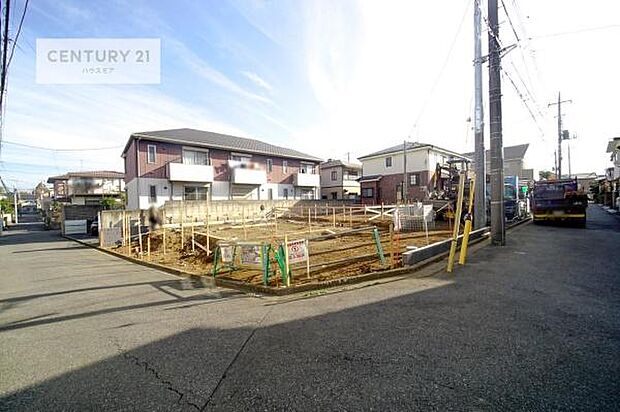 前面道路は4m×4m!陽当り良好な立地です。車庫入れが苦手な方も安心ですね。