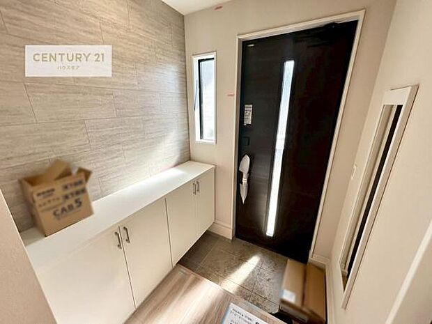 シューズボックス付きなので、玄関が片付きお掃除がしやすいです！スッキリした玄関で戸を開けた瞬間、清潔感のある心地いい空間が出迎えてくれます。