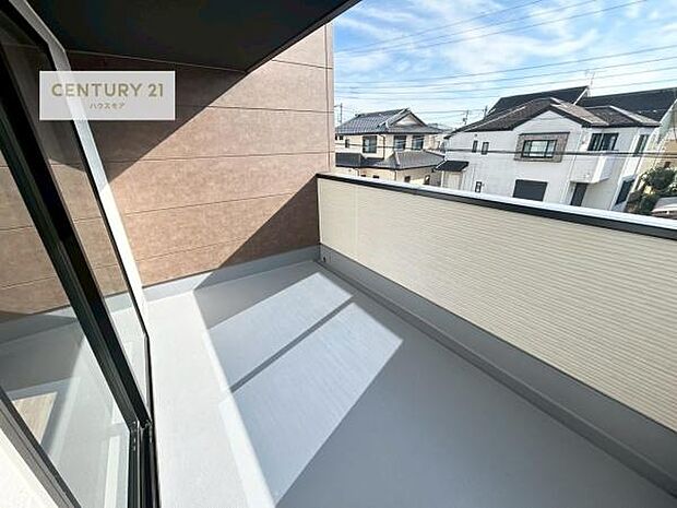 陽当たり良好なバルコニーです！晴れた日には青い空を見渡せる開放的な時間を楽しめます。