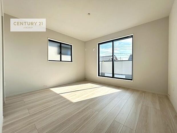 バルコニーに面している洋室です。明るく温もりがあり、換気もしっかりできます！朝起きて、外に出て背伸びをしつつ深呼吸をし良い朝を迎え入れることができます。