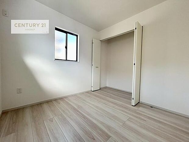 掃き出し窓がないお部屋は、お子様のお部屋としても安心です！収納スペースも充実しているので散らかったお部屋をサッと片付けられます！