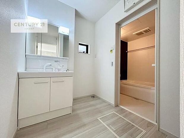 小窓付きの明るい洗面室です！湿気もすぐに入れ替えができて清潔に保つことができます！自然光が差し込むのでお化粧の仕上がりも良くなりますね！