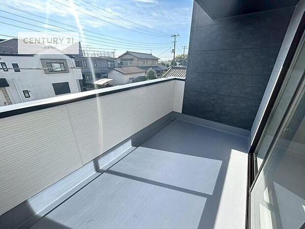 広々としているバルコニーです！お洗濯物を干すのはもちろん風に当たりながらくつろぎタイムが送れます！