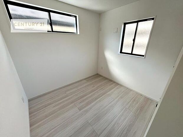 2面採光を確保した明るい室内は、風通しも良く、明るく大変居心地の良い空間となっております。リラックスして過ごせる心地の良いお部屋です！朝の目覚めがスッキリしますね！