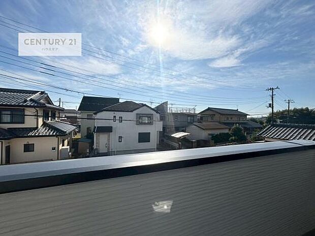 眺望良好なバルコニー。お天気のいい日にはバルコニーへでてリフレッシュするのもいいですね！