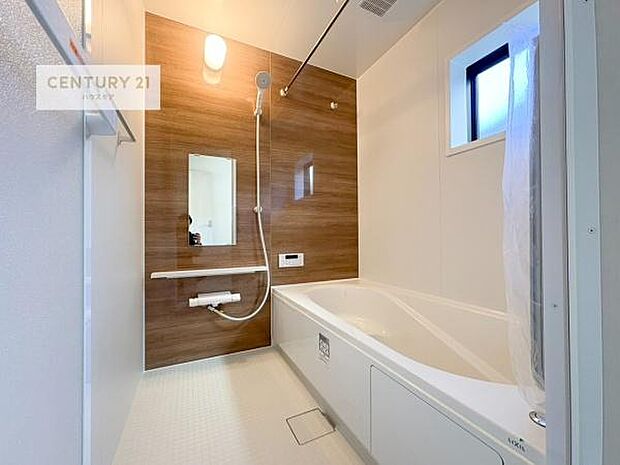 広々バスで一日の疲れをリフレッシュ。足が伸ばせるので、浴槽にもゆったりと浸かれますね!毎日のバスタイムが楽しみになります。(同仕様)