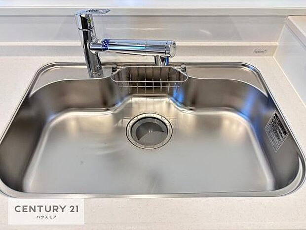 ワイドなシンクですね!水が跳ねにくく洗物がしやすい家事が楽々仕様のシステムキッチンです!デザイン性と機能性を兼ねたキッチンで清潔感がありますね!(同仕様)