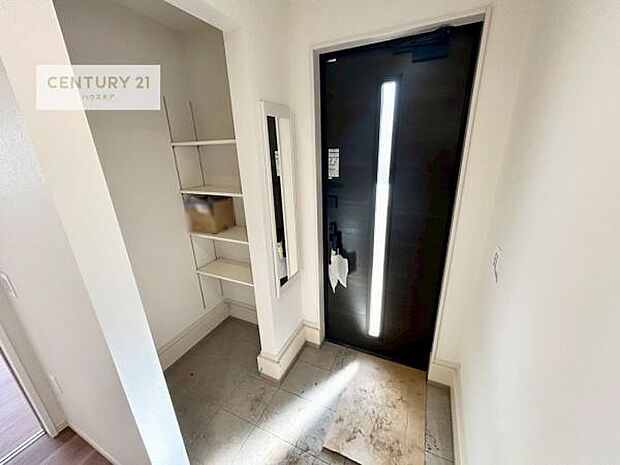 玄関収納が充実しているので、玄関周りがスッキリ片付き来客時に靴の置き場に困りません！