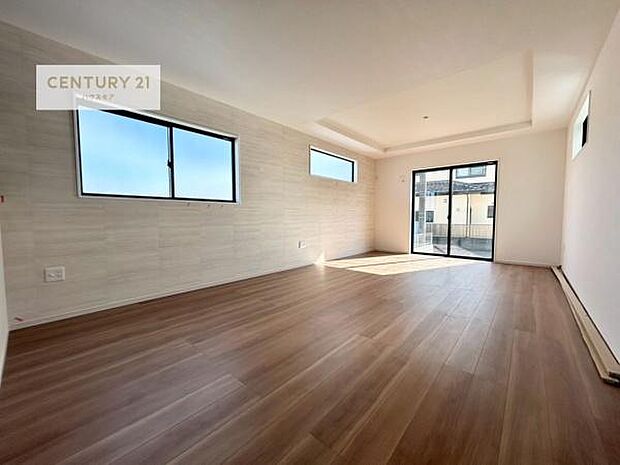 大きな窓からたっぷりの陽ざしが入る明るいリビング。開放感のあるリビングで家族団らんのくつろぎの時間を過ごせます。