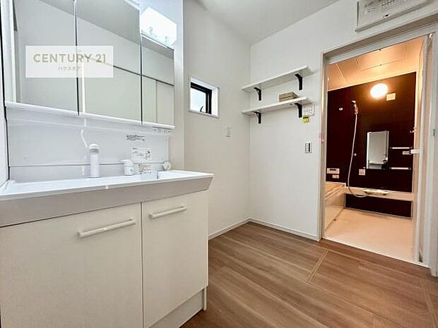 小窓付きの明るい洗面室です！湿気もすぐに入れ替えができて清潔に保つことができます！自然光が差し込むのでお化粧の仕上がりも良くなりますね！