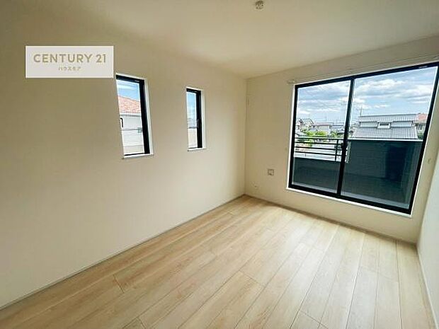 バルコニーに面している洋室です。明るく温もりがあり、換気もしっかりできます！朝起きて、外に出て背伸びをしつつ深呼吸をし良い朝を迎え入れることが出来そうですね！（同仕様）