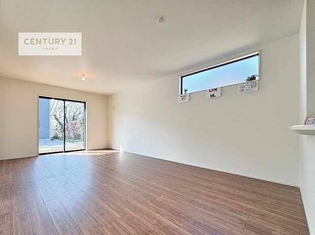 心地良いリビングは家族が自然と集まります。家族団欒の時間が増えそうです。ご家族と、より一層充実した時間を過ごせそうですね。明るく開放的な空間です。(同仕様)