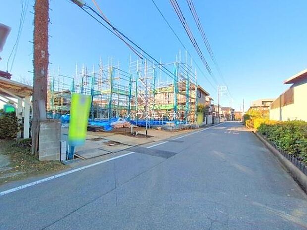 前面道路は6.1m!陽当り良好な立地です。車庫入れが苦手な方も安心ですね。