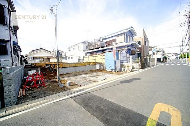 前面道路は6m!陽当り良好な立地です。車庫入れが苦手な方も安心ですね。