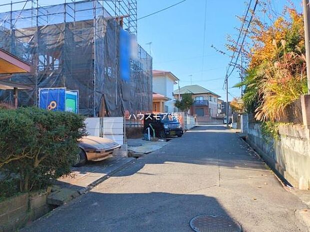 前面道路4.9ｍ。陽当り良好な立地です。車庫入れが苦手な方も安心ですね。