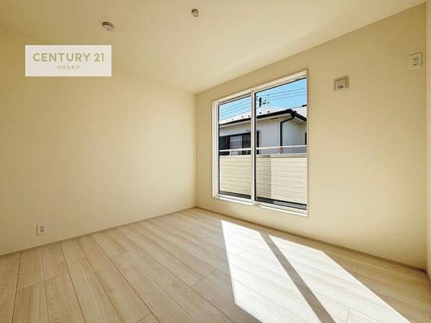 バルコニーに面している洋室です。明るく温もりがあり、換気もしっかりできます！朝起きて、外に出て背伸びをしつつ深呼吸をし良い朝を迎え入れることが出来そうですね！（同仕様）