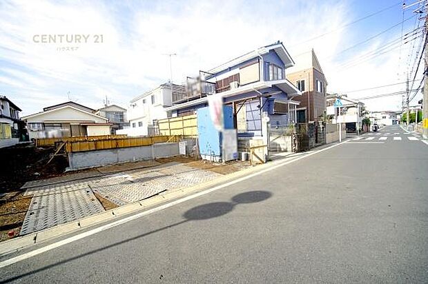 前面道路は6m!陽当り良好な立地です。車庫入れが苦手な方も安心ですね。