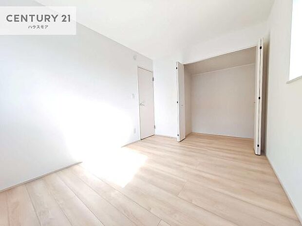 掃き出し窓がないお部屋は、お子様のお部屋としても安心です！収納スペースも充実しているので散らかったお部屋をサッと片付けられます！
