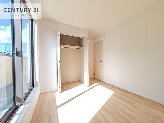 洋室は子供部屋や寝室、色々と用途多彩に利用できますね。収納力もたっぷりなので、広々気持ちよく過ごすことができます。