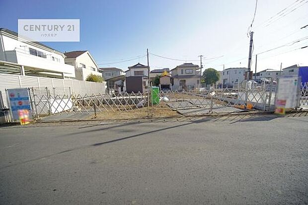 駐車スペースは3台分あります!セカンドカーはもちろん、バイクや自転車なども置き場所に困りません。