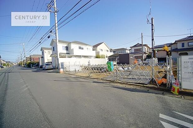 前面道路は4m×7.83m!陽当り良好な立地です。車庫入れが苦手な方も安心ですね。