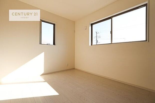 2面採光を確保した明るい室内は、風通しも良く、明るく大変居心地の良い空間となっております。リラックスして過ごせる心地の良いお部屋です!朝の目覚めがスッキリしますね!(同仕様)