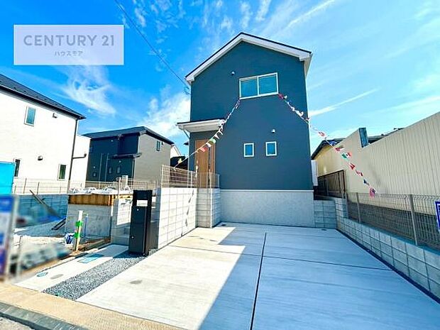 駐車スペースは2台分あります！セカンドカーはもちろん、バイクや自転車なども置き場所に困りません。