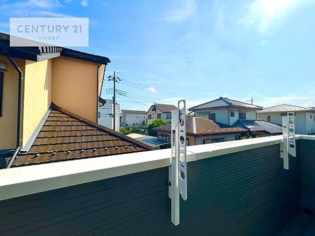 晴れた日には青い空を見渡せる開放的な時間を楽しめます。気持ちの良い風が通り抜ける街並みです！