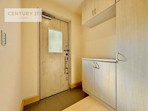 シューズボックス付きなので、玄関が片付きお掃除がしやすいです!スッキリした玄関で戸を開けた瞬間、清潔感のある心地いい空間が出迎えてくれます。