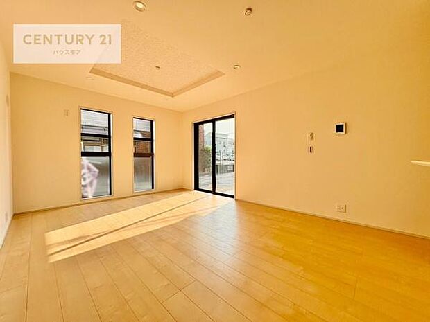 大きな窓からたっぷりの陽ざしが入る明るいリビング。開放感のあるリビングで家族団らんのくつろぎの時間を過ごせます。