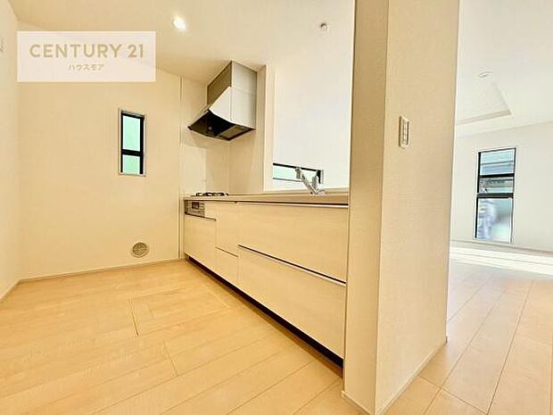 大人気の対面式システムキッチンを採用しています!ご家族のコミュニケーションが自然と増える設計です。お子様にも目が届くので嬉しいですね。収納力もあります!