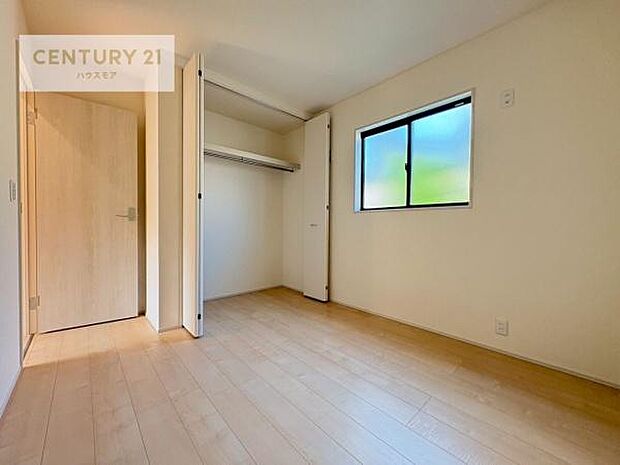 掃き出し窓がないお部屋は、お子様のお部屋としても安心です!収納スペースも充実しているので散らかったお部屋をサッと片付けられます!