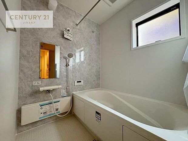 広々バスで一日の疲れをリフレッシュ。足が伸ばせるので、浴槽にもゆったりと浸かれますね!毎日のバスタイムが楽しみになります。