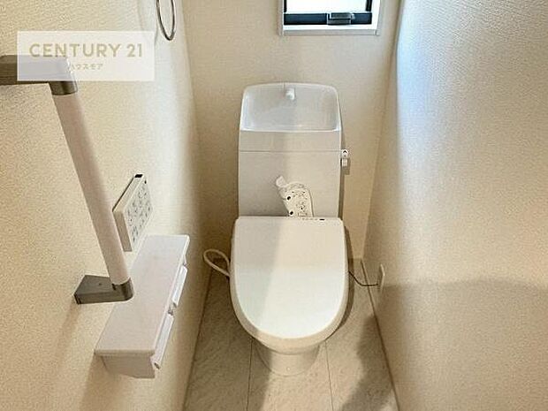 1・2階にトイレがございます!朝の忙しい時間帯も待たずにすみそうですね。白を基調とした清潔感のあるトイレでお手入れがしやすいです!