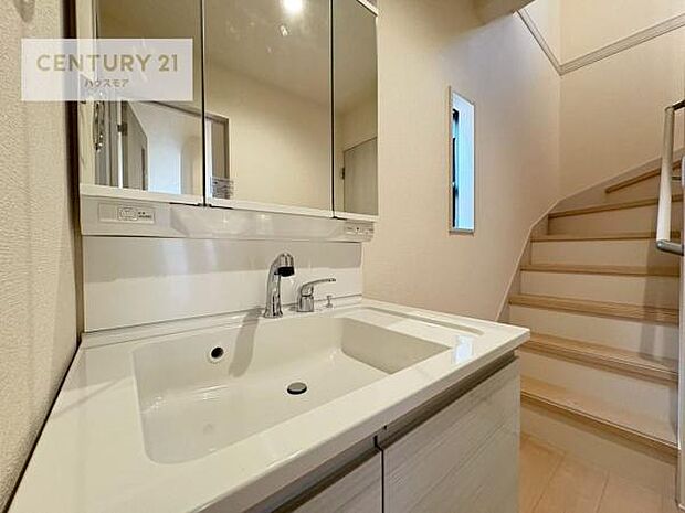 深い洗面台ボウルは、水が跳ねにくいのでお手入れが楽々!清潔感が保てます!キレイな洗面所で自分磨きのモチベーションが上がりますね!