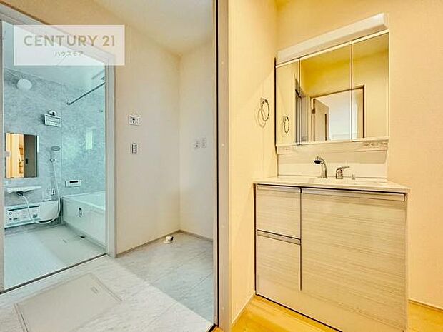 三面鏡仕様の洗面所は、身だしなみがしやすい造り!裏は収納になっています。ドライヤーやお化粧道具を片付けられるので洗面台周りをスッキリと見せることが出来ます!