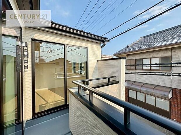 広々としているバルコニーです!お洗濯物を干すのはもちろん風に当たりながらくつろぎタイムが送れます!