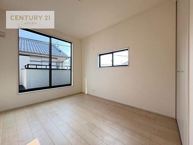 明るい室内は、風通しも良く、明るく大変居心地の良い空間となっております。リラックスして過ごせる心地の良いお部屋です!朝の目覚めがスッキリしますね!