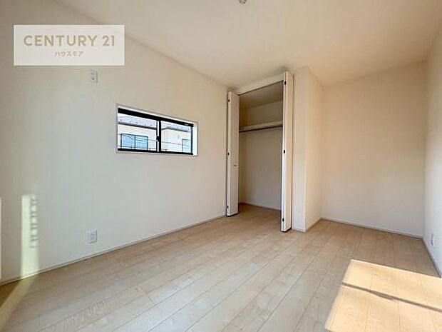 収納スペースがついています!居室をスッキリ整頓する事ができますね。家具を選ばないシンプルなデザインの為、家具を選ばずお気に入りの空間作りができそうですね。