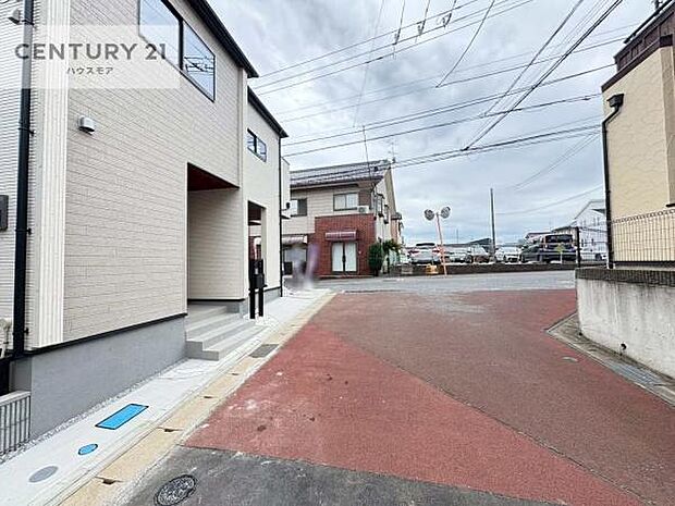 前面道路4m×6m陽当り良好な立地です。車庫入れが苦手な方も安心ですね。