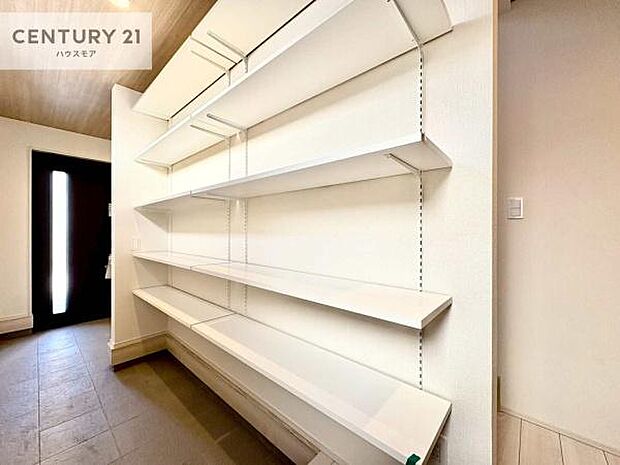 シューズクローク付きです！シューズだけでなくベビーカーや折り畳み自転車、アウトドア用品もスッキリと片付けられます！