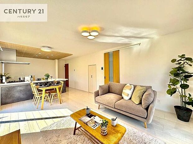 開放感のある広々LDK！ソファーやダイニングテーブルを置いても窮屈にならないので快適に過ごせます！コミュニケーションが取りやすいリビングです！