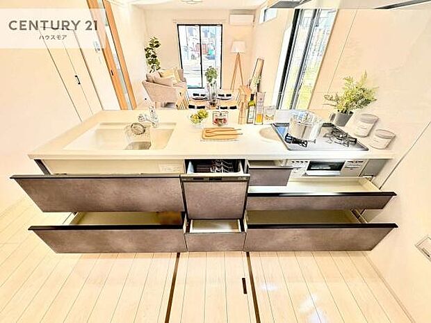 収納スペースが豊富で、調理スペースがスッキリと片付きひろ〜く活用できます！快適に作業ができます！毎日の料理が捗ります！