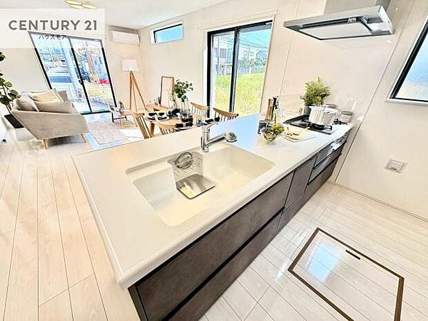 大人気の対面式システムキッチンを採用しています！ご家族のコミュニケーションが自然と増える設計です。お子様にも目が届くので嬉しいですね。広々使えて快適に作業が進みます！