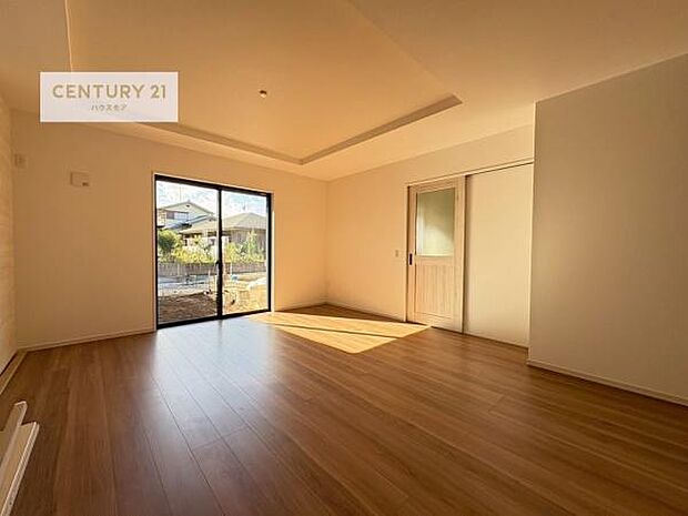 大きな窓からたっぷりの陽ざしが入る明るいリビング。開放感のあるリビングで日々の疲れも癒せます。