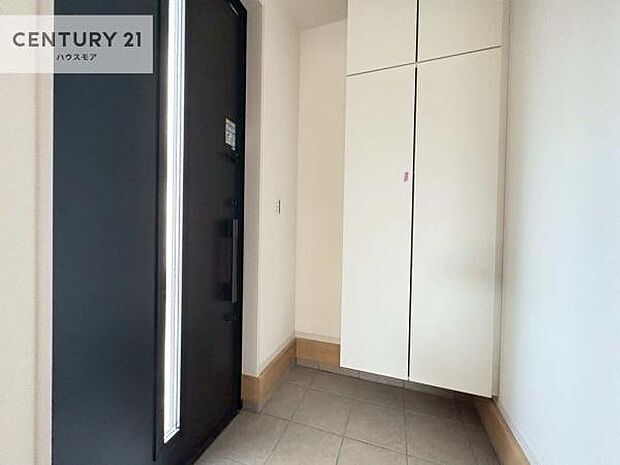 シューズボックス付きなので、玄関が片付きお掃除がしやすいです！スッキリした玄関で戸を開けた瞬間、清潔感のある心地いい空間が出迎えてくれます。