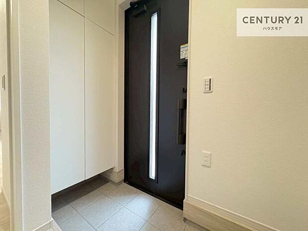 シューズボックス付きなので、玄関が片付きお掃除がしやすいです！スッキリした玄関で戸を開けた瞬間、清潔感のある心地いい空間が出迎えてくれます。