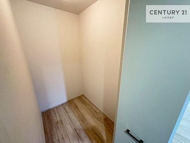 ウォークインクローゼット付きです。たくさんのお洋服などを収納しておけそうですね！他にも扇風機や加湿器など季節物の大きな家電も収納できます。