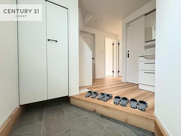 疲れて帰ってきても、ただいま!を言いたくなる、優しく迎え入れてくれる空間になっています。明るく温もり溢れる玄関です!