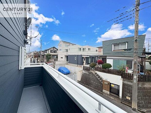 広々としているバルコニーです!お洗濯物を干すのはもちろん風に当たりながらくつろぎタイムが送れます!